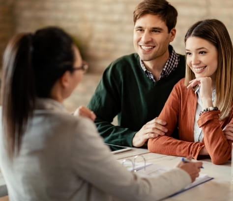 Casal sendo atendido por uma mulher