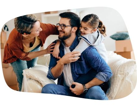 Pai mãe e filha se abraçando