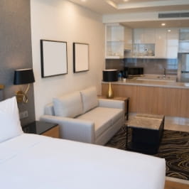 Sala de estar e cozinha integrada de um apartamento.