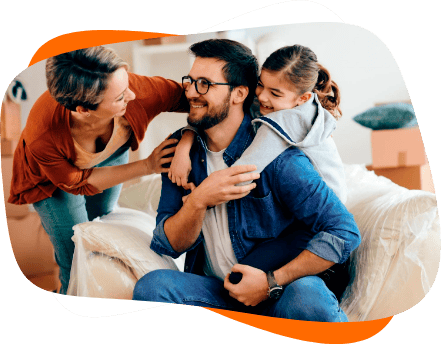 Como alugar seu imóvel? Pai mãe e filha se abraçando